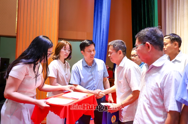 Bộ Y tế và Công đoàn Y tế Việt Nam tri ân, trao tặng 953 suất quà đến các gia đình người có công ở Hưng Yên- Ảnh 4. Bộ Y tế và Công đoàn Y tế Việt Nam tri ân, trao tặng 953 suất quà đến các gia đình người có công ở Hưng Yên- Ảnh 4.