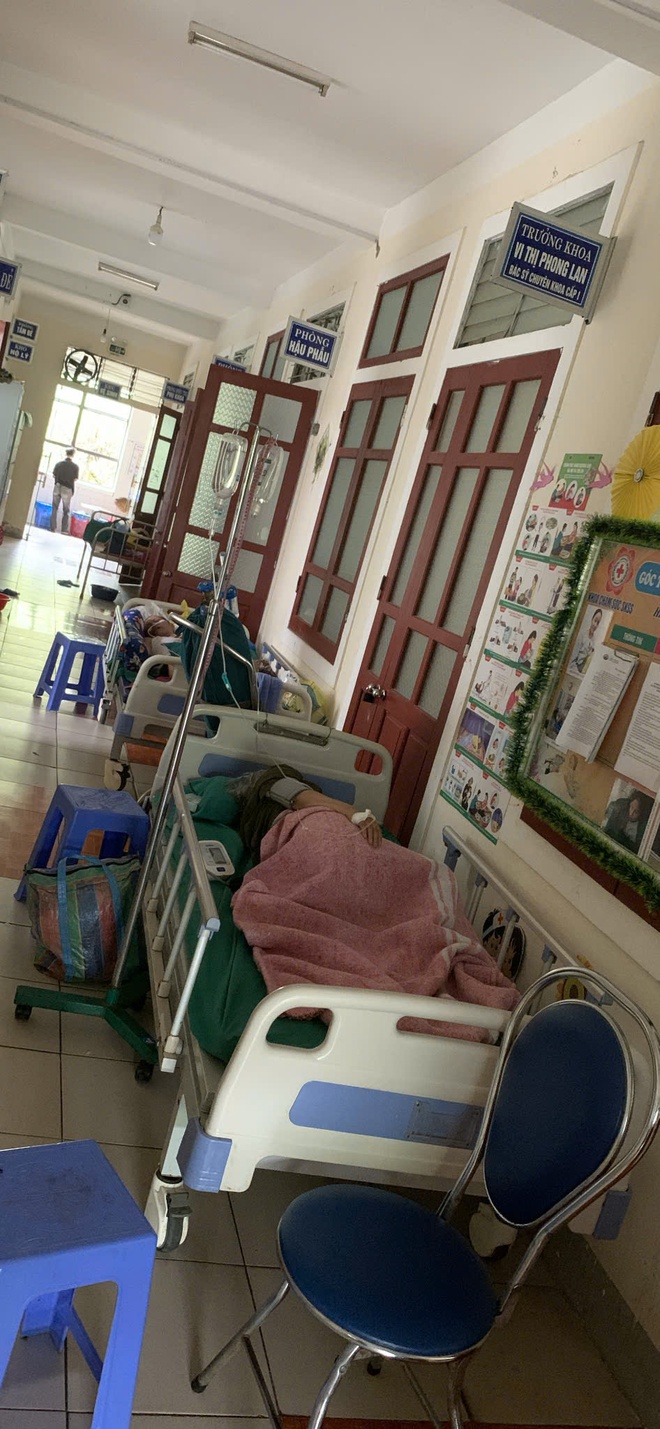 Lũ ùn ùn đổ về trong đêm, y bác sĩ khẩn cấp sơ tán bệnh nhân bằng thuyền- Ảnh 4.
