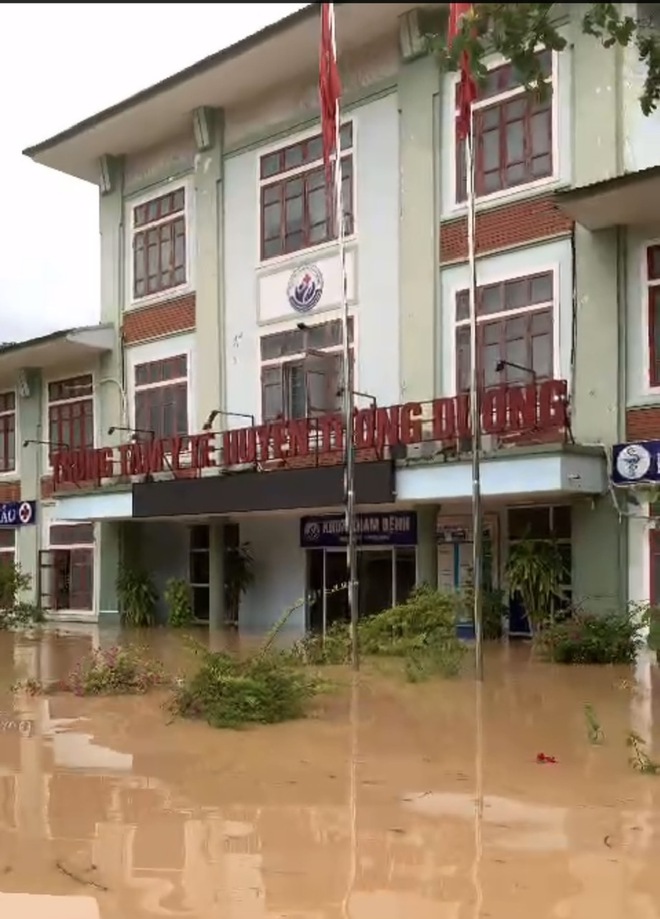 Nhiều cơ sở y tế ở Nghệ An bị ngập sâu, ngành Y tế căng mình ứng phó- Ảnh 2. Nhiều cơ sở y tế ở Nghệ An bị ngập sâu, ngành Y tế căng mình ứng phó- Ảnh 2.