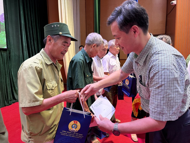 Bộ Y tế và Công đoàn Y tế Việt Nam tri ân, trao tặng 953 suất quà đến các gia đình người có công ở Hưng Yên- Ảnh 6. Bộ Y tế và Công đoàn Y tế Việt Nam tri ân, trao tặng 953 suất quà đến các gia đình người có công ở Hưng Yên- Ảnh 6.