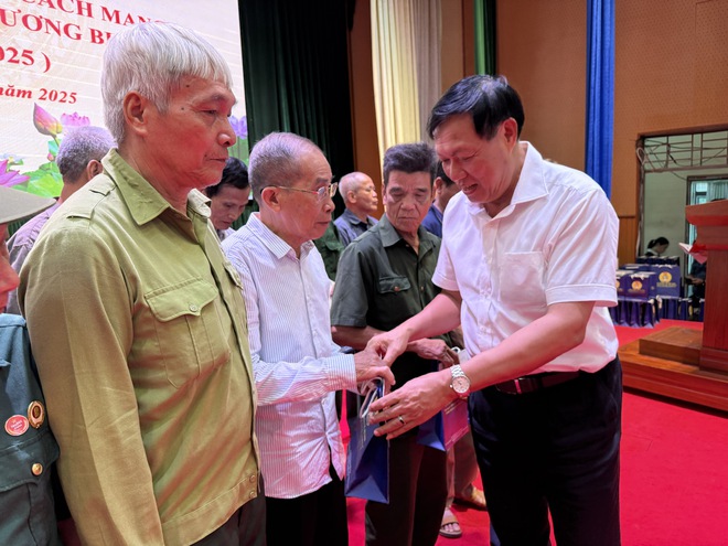 Bộ Y tế và Công đoàn Y tế Việt Nam tri ân, trao tặng 953 suất quà đến các gia đình người có công ở Hưng Yên- Ảnh 3. Bộ Y tế và Công đoàn Y tế Việt Nam tri ân, trao tặng 953 suất quà đến các gia đình người có công ở Hưng Yên- Ảnh 3.