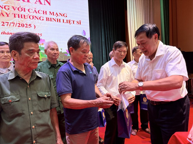 Bộ Y tế và Công đoàn Y tế Việt Nam tri ân, trao tặng 953 suất quà đến các gia đình người có công ở Hưng Yên- Ảnh 2. Bộ Y tế và Công đoàn Y tế Việt Nam tri ân, trao tặng 953 suất quà đến các gia đình người có công ở Hưng Yên- Ảnh 2.