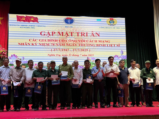 Bộ Y tế và Công đoàn Y tế Việt Nam tri ân, trao tặng 953 suất quà đến các gia đình người có công ở Hưng Yên- Ảnh 5. Bộ Y tế và Công đoàn Y tế Việt Nam tri ân, trao tặng 953 suất quà đến các gia đình người có công ở Hưng Yên- Ảnh 5.