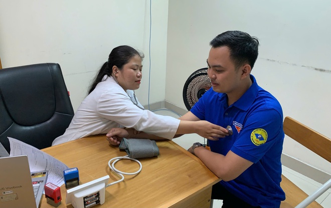 Gần 100 bác sĩ, nhân viên ngành y tế ở Huế hiến máu tình nguyện- Ảnh 4. Gần 100 bác sĩ, nhân viên ngành y tế ở Huế hiến máu tình nguyện- Ảnh 4.