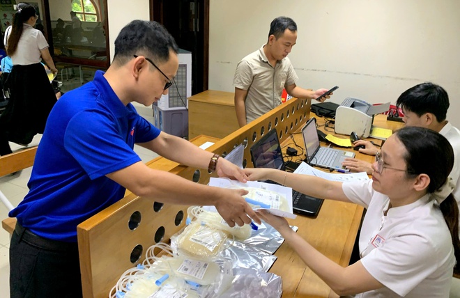 Gần 100 bác sĩ, nhân viên ngành y tế ở Huế hiến máu tình nguyện- Ảnh 3. Gần 100 bác sĩ, nhân viên ngành y tế ở Huế hiến máu tình nguyện- Ảnh 3.