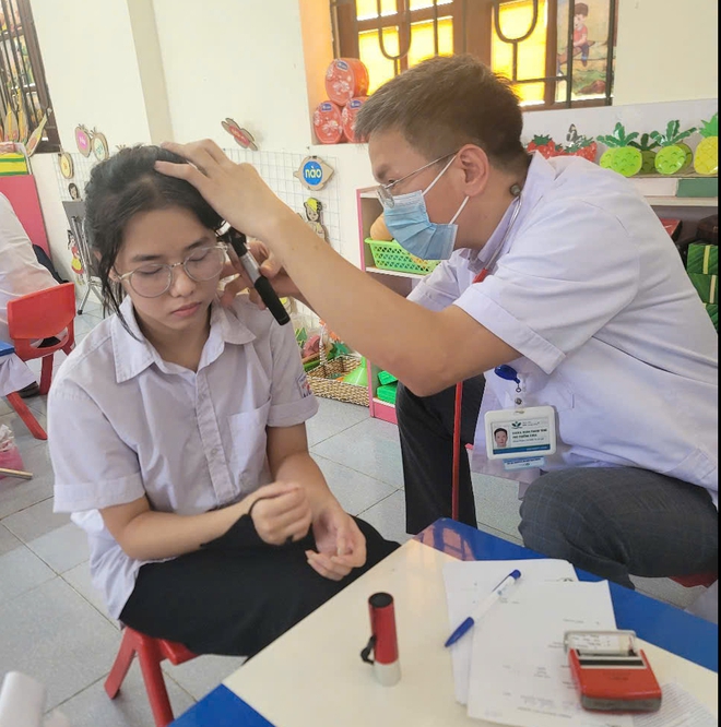 Bộ Y tế và Hội Thầy thuốc trẻ khám sức khoẻ miễn phí, tặng quà tri ân người có công, gia đình chính sách ở Hải Phòng- Ảnh 4. Bộ Y tế và Hội Thầy thuốc trẻ khám sức khoẻ miễn phí, tặng quà tri ân người có công, gia đình chính sách ở Hải Phòng- Ảnh 4.