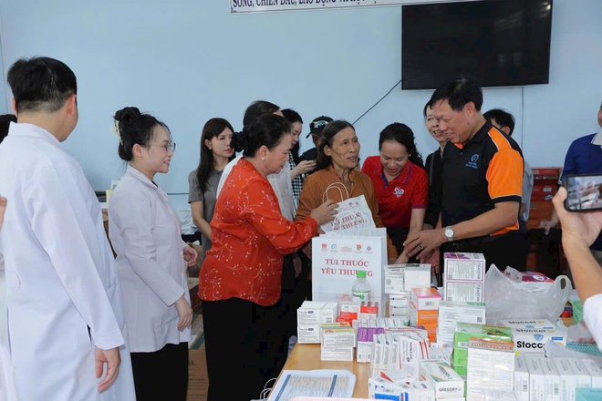 Khám chữa bệnh, cấp phát thuốc miễn phí, tặng quà gia đình chính sách, người có công tại Vĩnh Long- Ảnh 4. Khám chữa bệnh, cấp phát thuốc miễn phí, tặng quà gia đình chính sách, người có công tại Vĩnh Long- Ảnh 4.