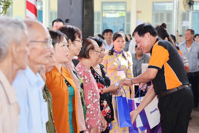 Khám chữa bệnh, cấp phát thuốc miễn phí, tặng quà gia đình chính sách, người có công tại Vĩnh Long- Ảnh 3. Khám chữa bệnh, cấp phát thuốc miễn phí, tặng quà gia đình chính sách, người có công tại Vĩnh Long- Ảnh 3.