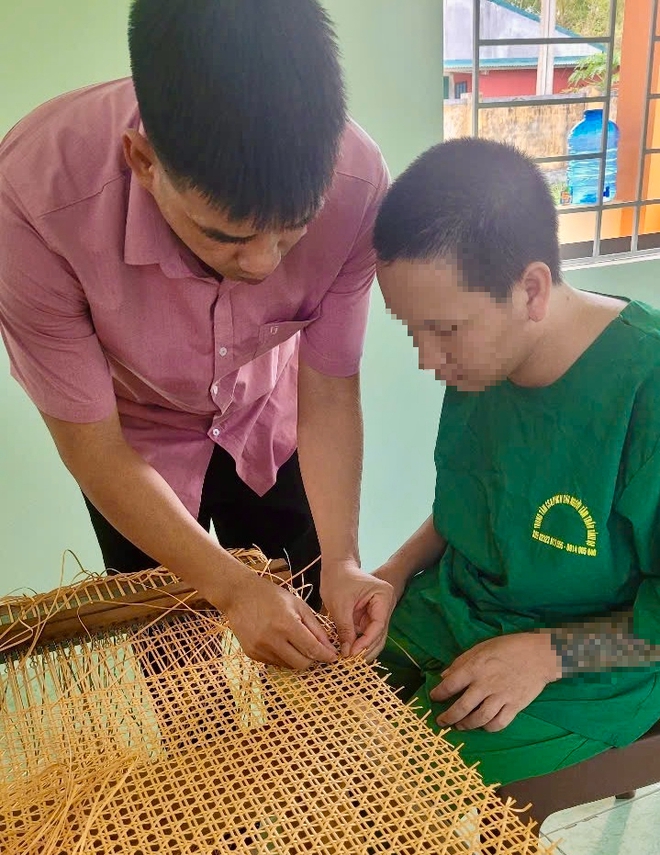 Dạy nghề, dạy văn hóa cho người bệnh tâm thần để giúp họ tái hòa nhập cộng đồng- Ảnh 4. Dạy nghề, dạy văn hóa cho người bệnh tâm thần để giúp họ tái hòa nhập cộng đồng- Ảnh 4.