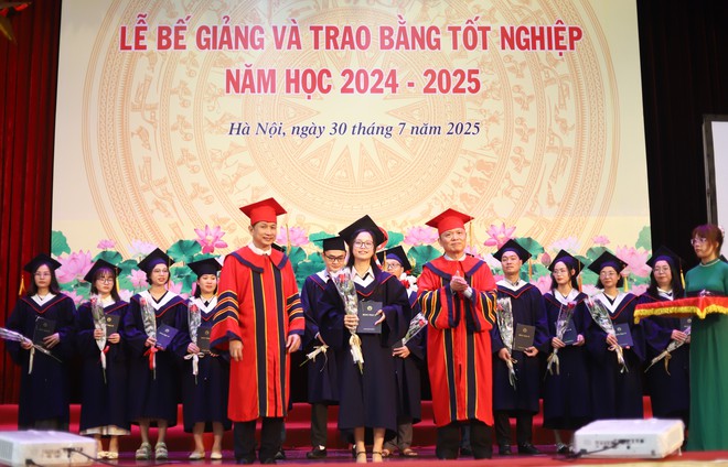 Thêm gần 400 nhân lực y tế chất lượng cao phục vụ chăm sóc sức khoẻ nhân dân- Ảnh 2. Thêm gần 400 nhân lực y tế chất lượng cao phục vụ chăm sóc sức khoẻ nhân dân- Ảnh 2.