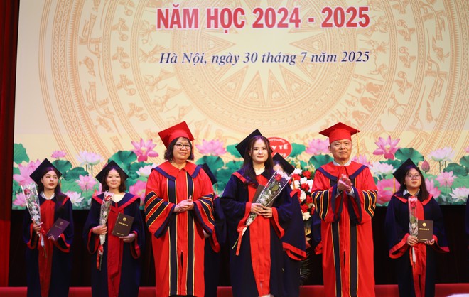 Thêm gần 400 nhân lực y tế chất lượng cao phục vụ chăm sóc sức khoẻ nhân dân- Ảnh 4. Thêm gần 400 nhân lực y tế chất lượng cao phục vụ chăm sóc sức khoẻ nhân dân- Ảnh 4.