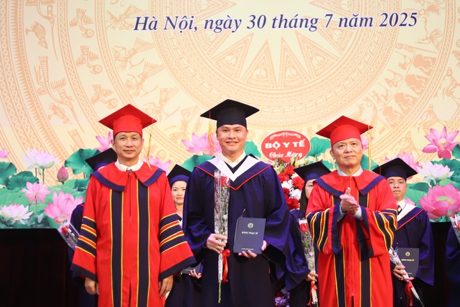 Thêm gần 400 nhân lực y tế chất lượng cao phục vụ chăm sóc sức khoẻ nhân dân- Ảnh 3. Thêm gần 400 nhân lực y tế chất lượng cao phục vụ chăm sóc sức khoẻ nhân dân- Ảnh 3.