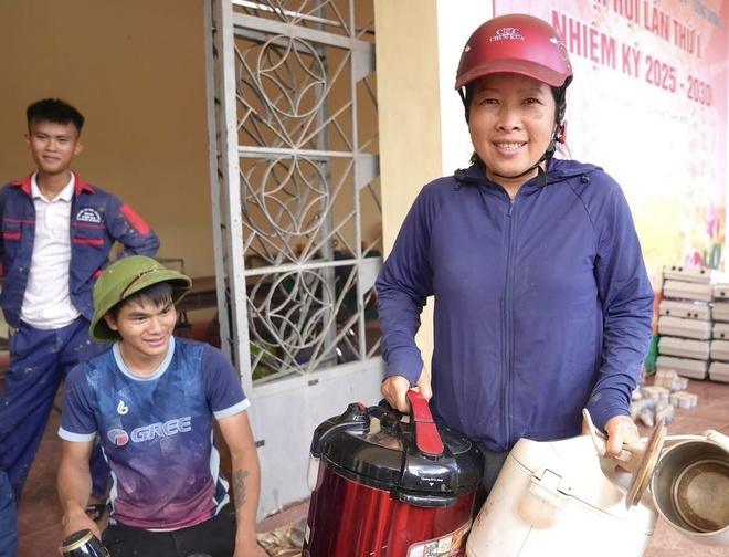 Nước lũ rút đi, tình người ở lại- Ảnh 12. Nước lũ rút đi, tình người ở lại- Ảnh 12.