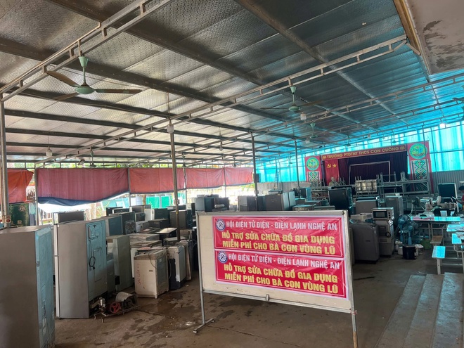 Nước lũ rút đi, tình người ở lại- Ảnh 14. Nước lũ rút đi, tình người ở lại- Ảnh 14.