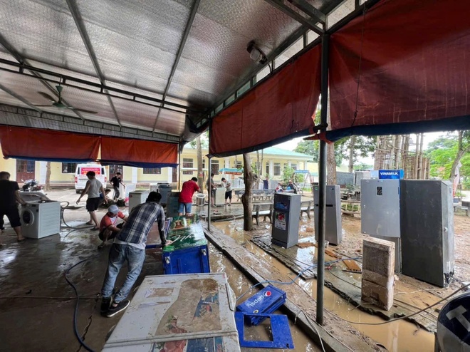 Nước lũ rút đi, tình người ở lại- Ảnh 15. Nước lũ rút đi, tình người ở lại- Ảnh 15.