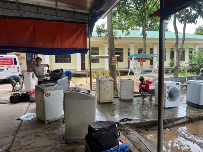 Nước lũ rút đi, tình người ở lại- Ảnh 16. Nước lũ rút đi, tình người ở lại- Ảnh 16.