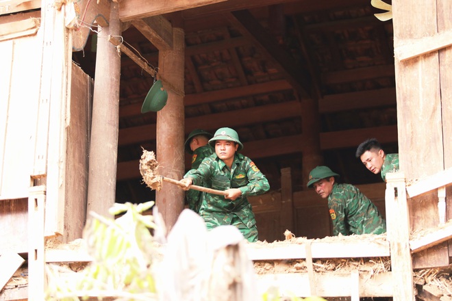 Bộ đội trằn mình trong bùn đất giúp dân dựng lại cuộc sống sau lũ- Ảnh 8. Bộ đội trằn mình trong bùn đất giúp dân dựng lại cuộc sống sau lũ- Ảnh 8.