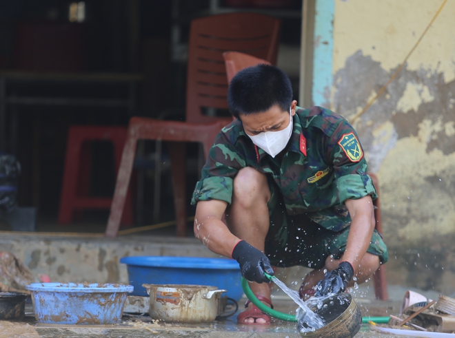 Bộ đội trằn mình trong bùn đất giúp dân dựng lại cuộc sống sau lũ- Ảnh 13. Bộ đội trằn mình trong bùn đất giúp dân dựng lại cuộc sống sau lũ- Ảnh 13.