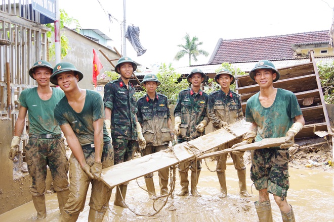 Bộ đội trằn mình trong bùn đất giúp dân dựng lại cuộc sống sau lũ- Ảnh 5. Bộ đội trằn mình trong bùn đất giúp dân dựng lại cuộc sống sau lũ- Ảnh 5.