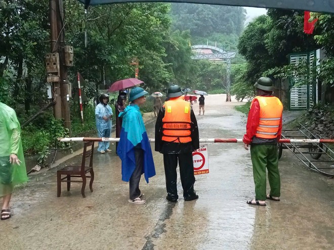 Mưa lớn trong đêm khiến nhiều khu vực ở xã miền núi Nghệ An ngập nặng, chính quyền xuyên đêm ứng phó- Ảnh 2. Mưa lớn trong đêm khiến nhiều khu vực ở xã miền núi Nghệ An ngập nặng, chính quyền xuyên đêm ứng phó- Ảnh 2.