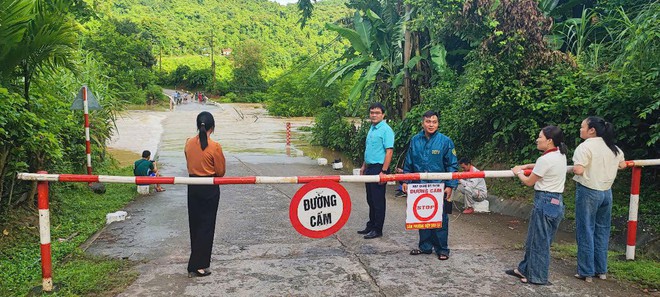 Mưa lớn trong đêm khiến nhiều khu vực ở xã miền núi Nghệ An ngập nặng, chính quyền xuyên đêm ứng phó- Ảnh 3. Mưa lớn trong đêm khiến nhiều khu vực ở xã miền núi Nghệ An ngập nặng, chính quyền xuyên đêm ứng phó- Ảnh 3.