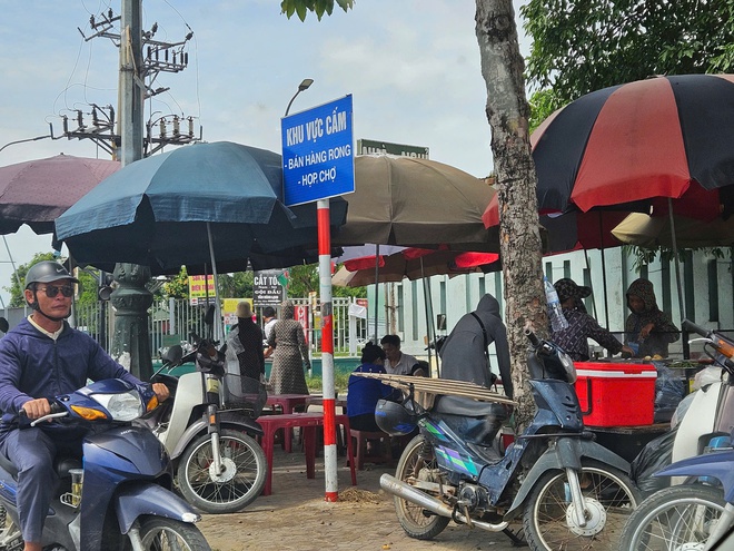 Chợ hàng rong bủa vây bệnh viện- Ảnh 4. Chợ hàng rong bủa vây bệnh viện- Ảnh 4.