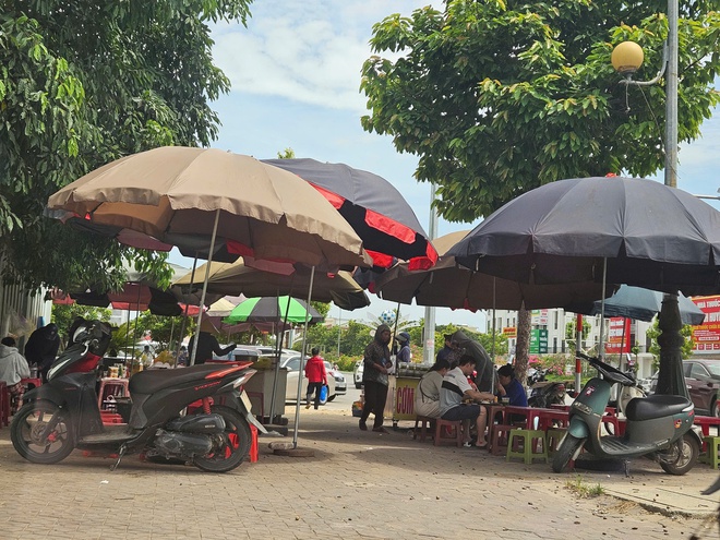 Chợ hàng rong bủa vây bệnh viện- Ảnh 5. Chợ hàng rong bủa vây bệnh viện- Ảnh 5.