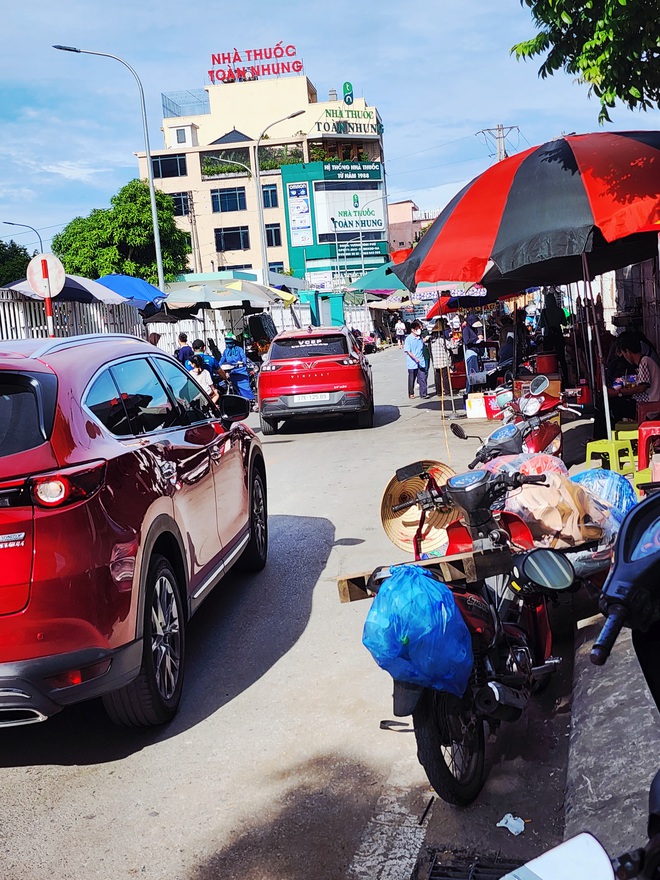 Chợ hàng rong bủa vây bệnh viện- Ảnh 6. Chợ hàng rong bủa vây bệnh viện- Ảnh 6.