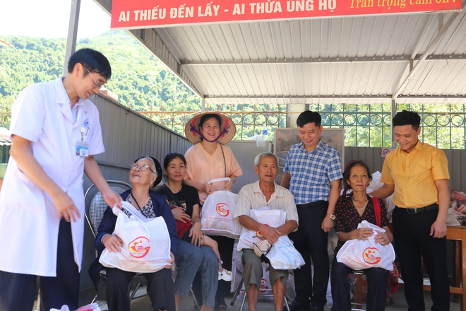 Y bác sĩ TP HCM đến với bà con vùng tâm lũ miền Tây Nghệ An- Ảnh 3.