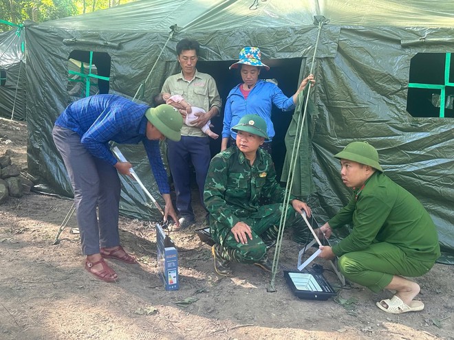 Dựng nhà bạt giúp dân bản Phá Mựt vượt qua cảnh 'màn trời chiếu đất' sau lũ- Ảnh 3. Dựng nhà bạt giúp dân bản Phá Mựt vượt qua cảnh 'màn trời chiếu đất' sau lũ- Ảnh 3.