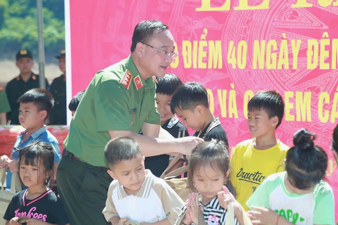 Cao điểm 40 ngày đêm dựng 500 căn nhà, trường học cho vùng lũ Nghệ An- Ảnh 6.