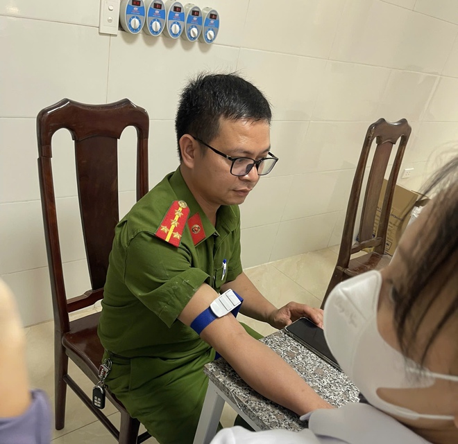 Chiến sĩ công an xã miền núi hiến máu cứu bệnh nhân nguy kịch- Ảnh 4. Chiến sĩ công an xã miền núi hiến máu cứu bệnh nhân nguy kịch- Ảnh 4.