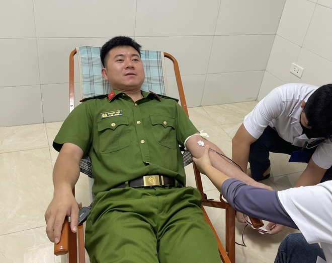 Chiến sĩ công an xã miền núi hiến máu cứu bệnh nhân nguy kịch- Ảnh 3. Chiến sĩ công an xã miền núi hiến máu cứu bệnh nhân nguy kịch- Ảnh 3.
