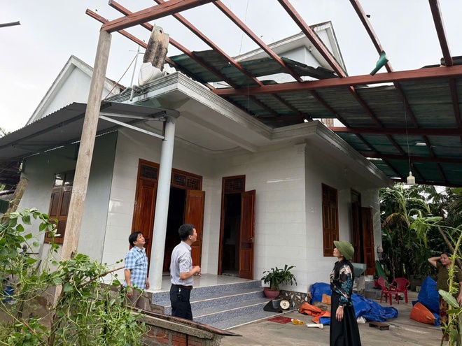 Lốc xoáy thổi tốc mái nhiều nhà dân- Ảnh 1.