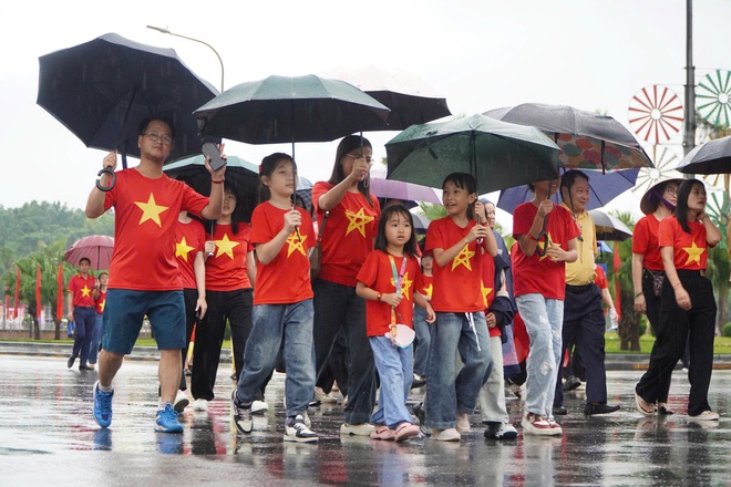 Trời mưa nặng hạt, hàng nghìn bước chân ở Nghệ An vẫn rộn ràng ‘Cùng Việt Nam tiến bước’- Ảnh 4.