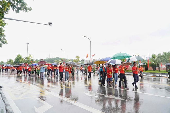 Trời mưa nặng hạt, hàng nghìn bước chân ở Nghệ An vẫn rộn ràng ‘Cùng Việt Nam tiến bước’- Ảnh 5.