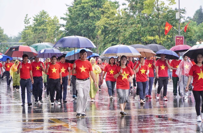 Trời mưa nặng hạt, hàng nghìn bước chân ở Nghệ An vẫn rộn ràng ‘Cùng Việt Nam tiến bước’- Ảnh 8.