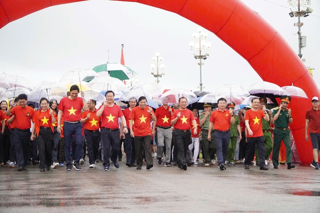 Trời mưa nặng hạt, hàng nghìn bước chân ở Nghệ An vẫn rộn ràng ‘Cùng Việt Nam tiến bước’- Ảnh 2.