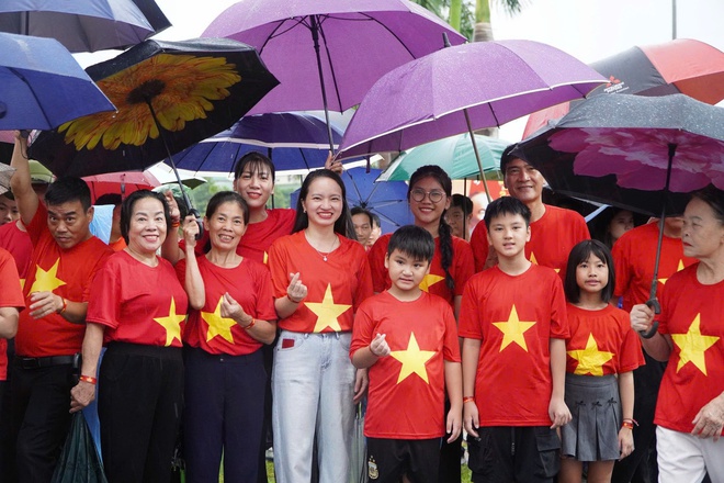Trời mưa nặng hạt, hàng nghìn bước chân ở Nghệ An vẫn rộn ràng ‘Cùng Việt Nam tiến bước’- Ảnh 7.