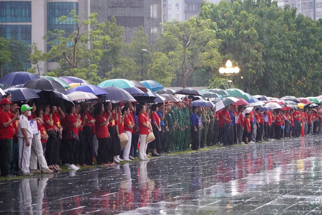 Trời mưa nặng hạt, hàng nghìn bước chân ở Nghệ An vẫn rộn ràng ‘Cùng Việt Nam tiến bước’- Ảnh 6.