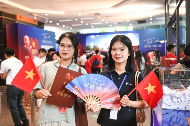 Trải nghiệm VR 'Trở về thời khắc thiêng liêng': Sống lại khoảnh khắc Quốc khánh 2/9/1945- Ảnh 3. Trải nghiệm VR 'Trở về thời khắc thiêng liêng': Sống lại khoảnh khắc Quốc khánh 2/9/1945- Ảnh 3.