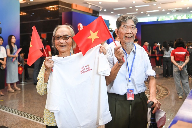 Trải nghiệm VR 'Trở về thời khắc thiêng liêng': Sống lại khoảnh khắc Quốc khánh 2/9/1945- Ảnh 4. Trải nghiệm VR 'Trở về thời khắc thiêng liêng': Sống lại khoảnh khắc Quốc khánh 2/9/1945- Ảnh 4.