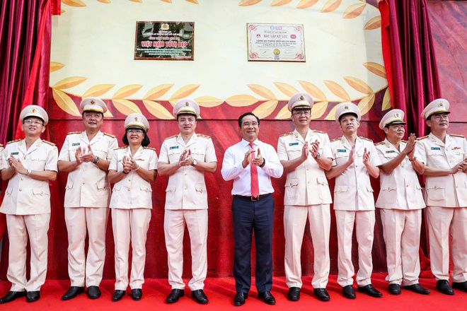 Khánh thành công trình bích họa kỷ lục 'Việt Nam tươi đẹp' ở TPHCM- Ảnh 2. Khánh thành công trình bích họa kỷ lục 'Việt Nam tươi đẹp' ở TPHCM- Ảnh 2.