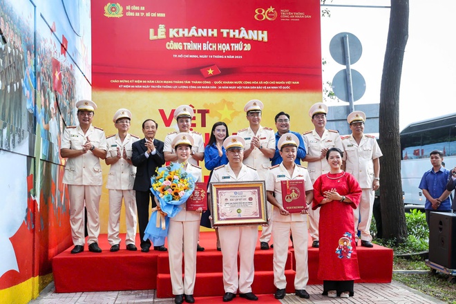 Khánh thành công trình bích họa kỷ lục 'Việt Nam tươi đẹp' ở TPHCM- Ảnh 3. Khánh thành công trình bích họa kỷ lục 'Việt Nam tươi đẹp' ở TPHCM- Ảnh 3.