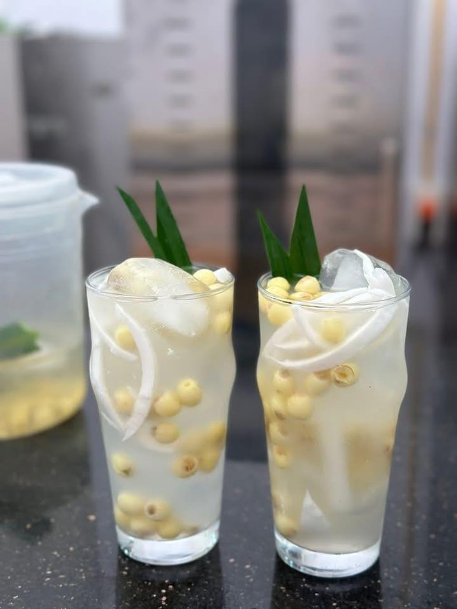 Nước sen dừa 'hot' từ mạng xã hội đến quán vỉa hè- Ảnh 1.