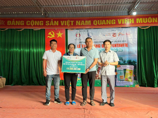 Hơn 1.200 suất quà tiếp sức trẻ em vùng lũ trước thềm năm học mới- Ảnh 4. Hơn 1.200 suất quà tiếp sức trẻ em vùng lũ trước thềm năm học mới- Ảnh 4.