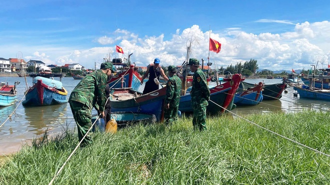 Người dân Quảng Trị gặt đêm, cẩu thuyền lên bờ trước bão số 5- Ảnh 10. Người dân Quảng Trị gặt đêm, cẩu thuyền lên bờ trước bão số 5- Ảnh 10.