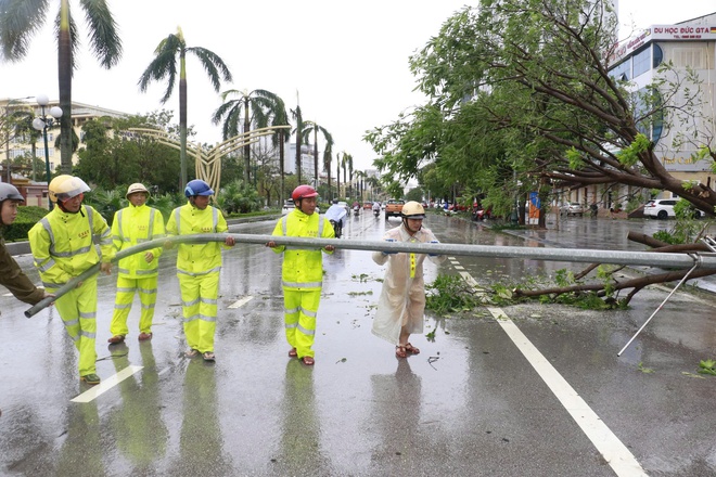 Hàng nghìn chiến sĩ công an xuyên đêm giúp nhân dân khắc phục hậu quả bão số 5- Ảnh 11.