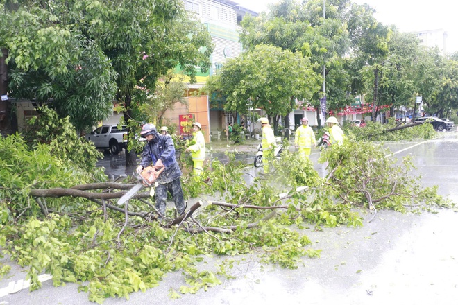 Hàng nghìn chiến sĩ công an xuyên đêm giúp nhân dân khắc phục hậu quả bão số 5- Ảnh 9.