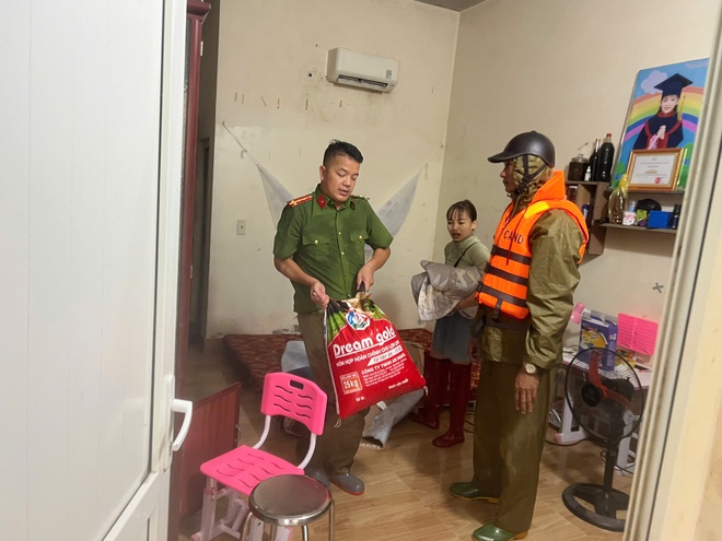 Hàng nghìn chiến sĩ công an xuyên đêm giúp nhân dân khắc phục hậu quả bão số 5- Ảnh 6.